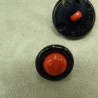 bouton acrylique bicolore composé  noir et rouge, 17 mm, de belle qualité