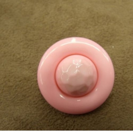 bouton acrylique composé sur fond rose pale,28 mm,de belle qualité