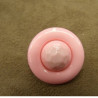 bouton acrylique composé sur fond rose pale,28 mm,de belle qualité