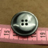 bouton acrylique à 4 trous gris et noir , 3 cm / epaisseur 6 mm,de belle qualité