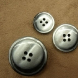 bouton acrylique à 4 trous gris et noir , 3 cm / epaisseur 6 mm,de belle qualité
