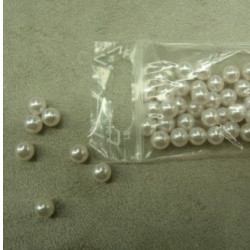 PERLES ACRYLIQUE Blanche  légèrement rose -0,6 cm pour bijoux
