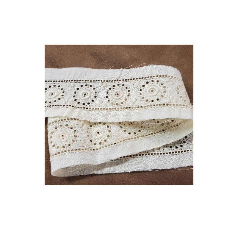 broderie anglaise écru largeur total 5.5cm / hauteur de broderie 2.5 cm