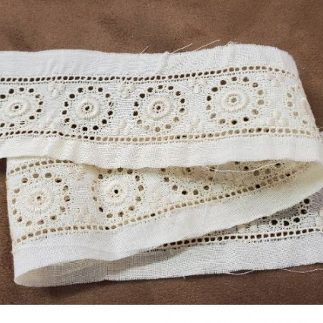 broderie anglaise écru largeur total 5.5cm / hauteur de broderie 2.5 cm
