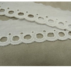 Broderie anglaise coton à trous blanche 4 cm
