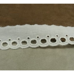Broderie anglaise coton à trous blanche 4 cm