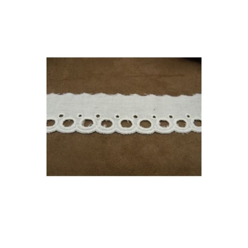 Broderie anglaise coton à trous blanche 4 cm