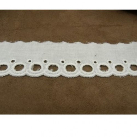 Broderie anglaise coton à trous blanche 4 cm