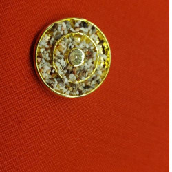 bouton/bijou métallique incrusté  de petites pierres 26 mm