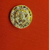 bouton/bijou métallique incrusté  de petites pierres 26 mm
