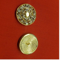 bouton/bijou métallique incrusté  de petites pierres 26 mm