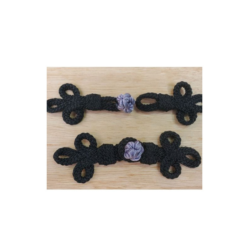 BOUTON BRANDEBOURG noir avec centre parme longueur 14 cm sur largeur de 5,5 cm