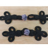 BOUTON BRANDEBOURG noir avec centre parme longueur 14 cm sur largeur de 5,5 cm