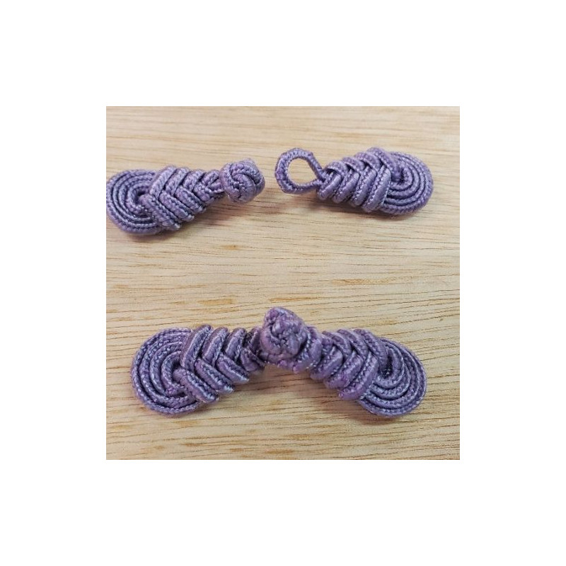 BOUTON BRANDEBOURG parme violet longueur  8 cm sur largeur de 2 cm