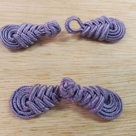 BOUTON BRANDEBOURG parme violet longueur 8 cm sur largeur de 2 cm