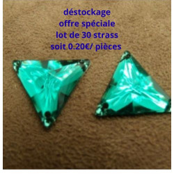 Déstockage Lot de Strass Triangle Vert 18 mm – 10 ou 30 pièces