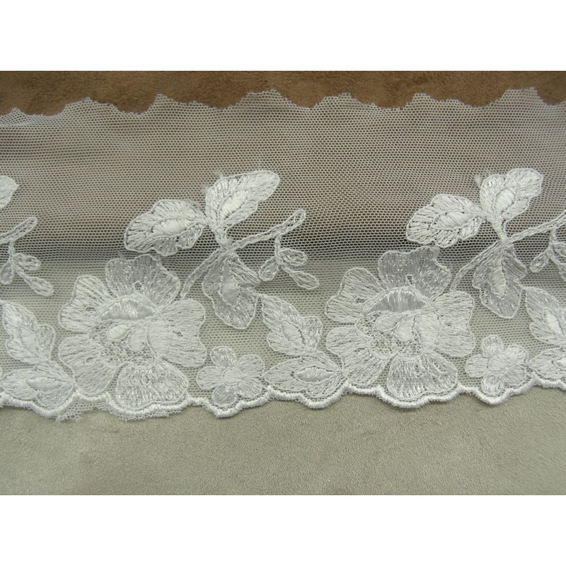 DENTELLE DE CALAIS- 10 cm- BLANCHE- brodée sur tulle 
