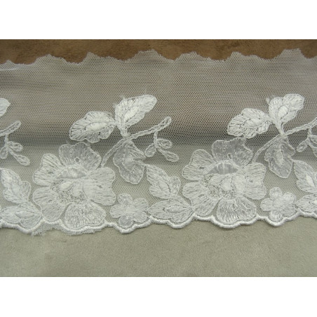 DENTELLE DE CALAIS- 10 cm- BLANCHE- brodée sur tulle DENTELLE DE CALAIS- 10 cm- BLANCHE- brodée sur tulle