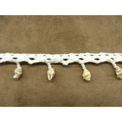RUBAN FANTAISIE EN COQUILLAGE- 3 cm- monté SUR RUBAN BRODE