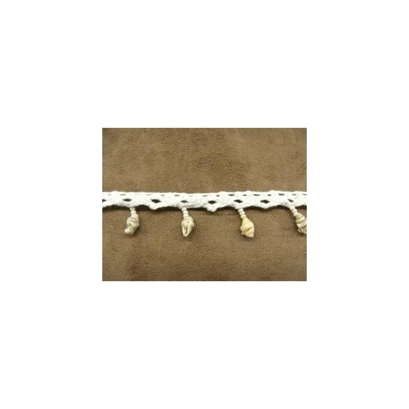 RUBAN FANTAISIE EN COQUILLAGE- 3 cm- monté SUR RUBAN BRODE