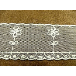 BRODERIE ANGLAISE COTON sur tulle blanche