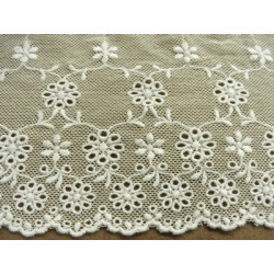 DENTELLE sur maille crême - 13 cm- brodée blanc