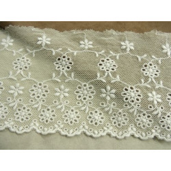DENTELLE sur maille crême - 13 cm- brodée blanc