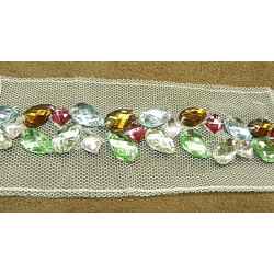 ruban strass multicolore monté sur voile blanc