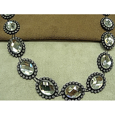 ruban strass ovale argenté sur fond noir ruban strass ovale argenté sur fond noir