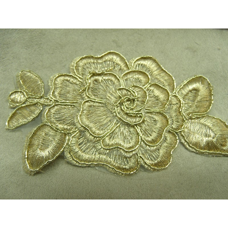 fleurs brodés doré