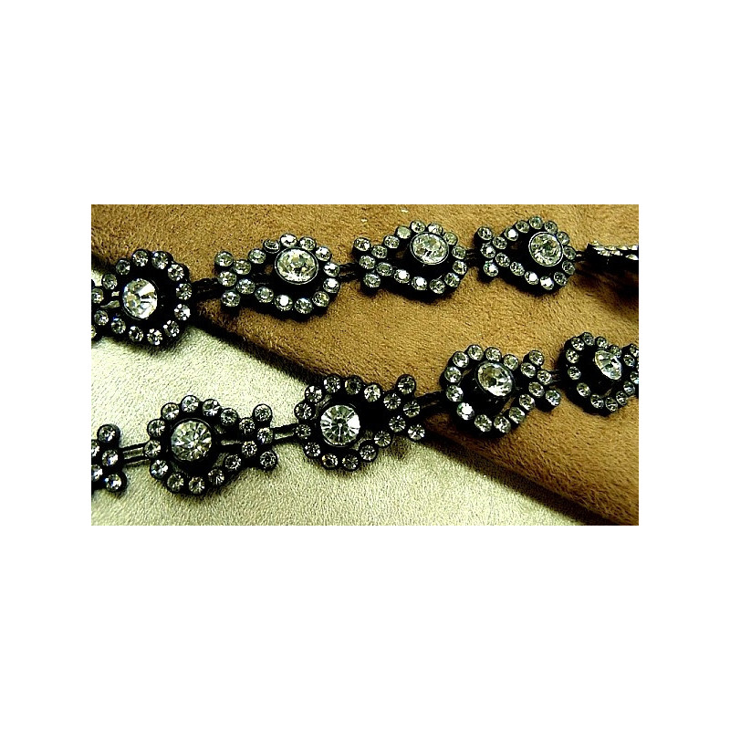 ruban grand strass entouré de 12 petit strass