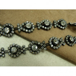 ruban grand strass entouré de 12 petit strass 