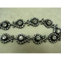 ruban grand strass entouré de 12 petit strass 