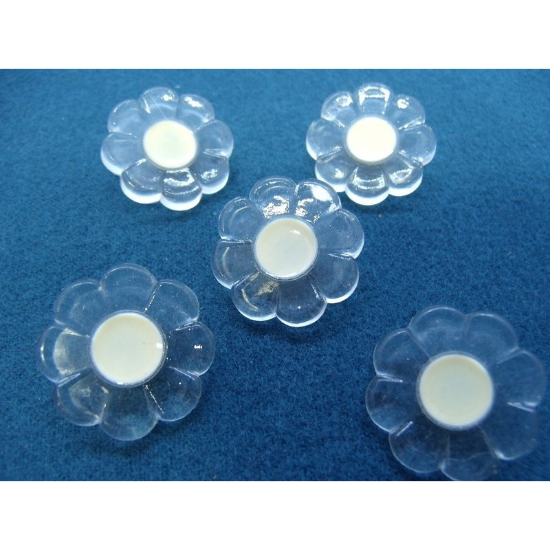 bouton acrylique motif petite fleur transparente et blanche