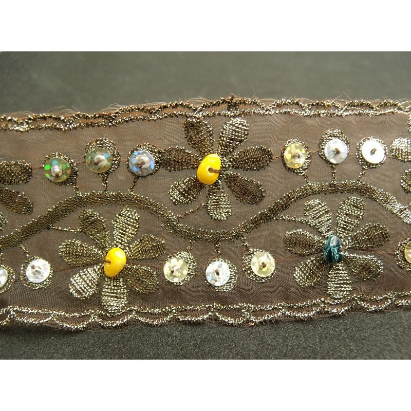 ruban brodé sur organza perlé et pailleté
