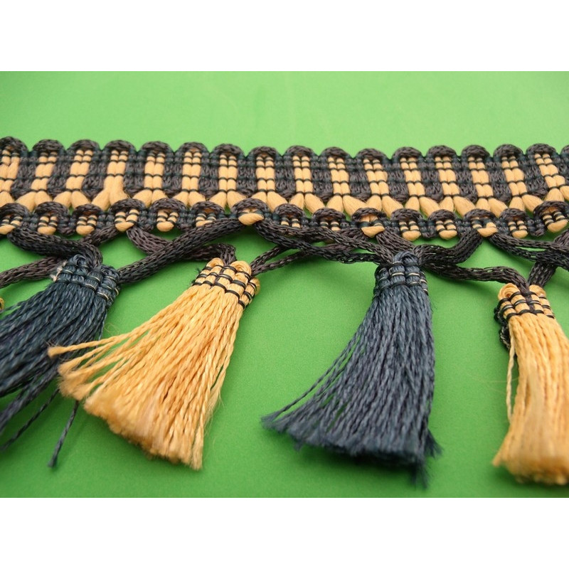 ruban bleu et beige avec pompon