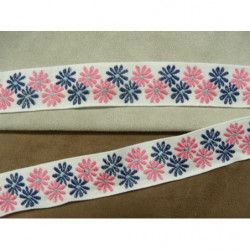 ruban fantaisie motif fleurs rose et bleu sur fond blanc 2.5 cm