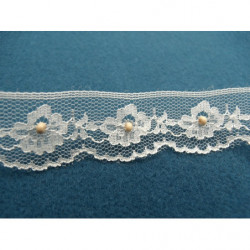 dentelle blanche avec perle en bois centrale