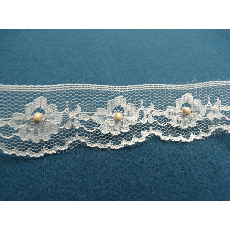 dentelle blanche avec perle en bois centrale