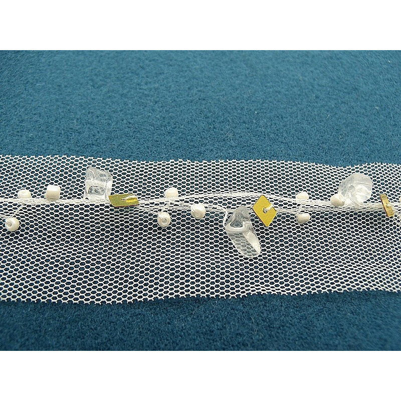 ruban blanc cassé avec perle et sequin sur maille