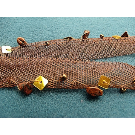 ruban maron avec perle et sequin sur maille