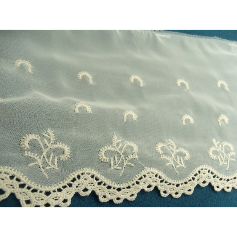 broderie beige clair sur voile de coton