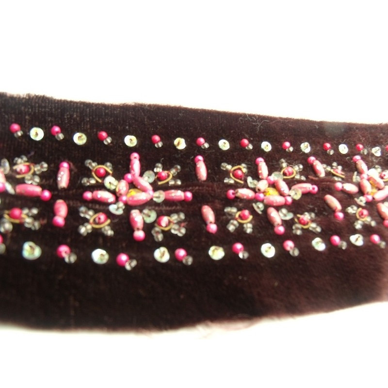 ruban velours  brodé de perles fuschia 