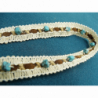 ruban perlé turquoise sur fond blanc