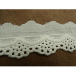  4 cm/hauteur de broderie 2.5 cm 