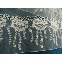 dentelle blanche brodée sur tulle