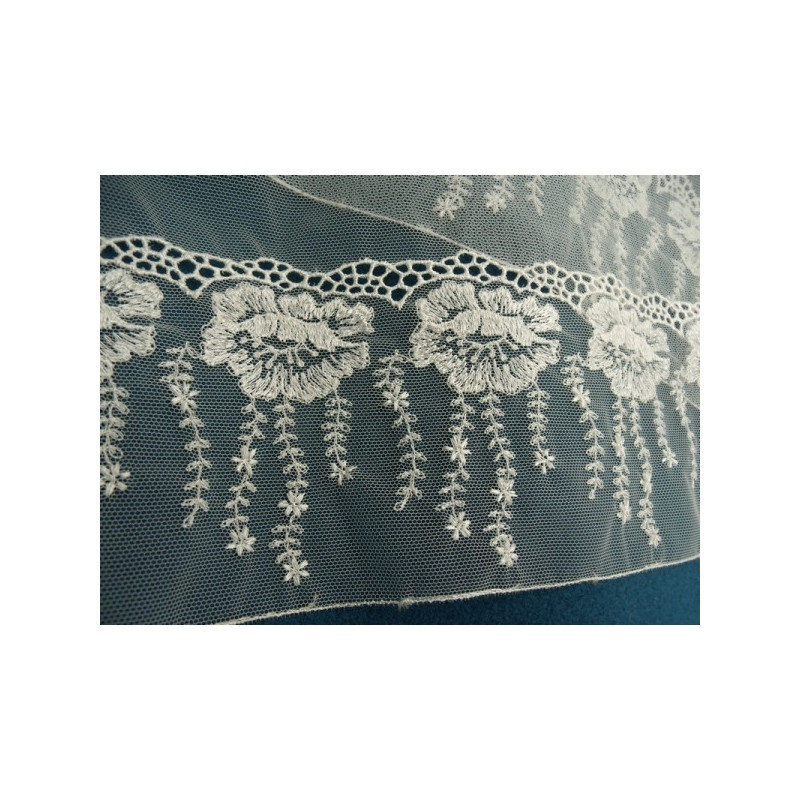 dentelle blanche brodée sur tulle