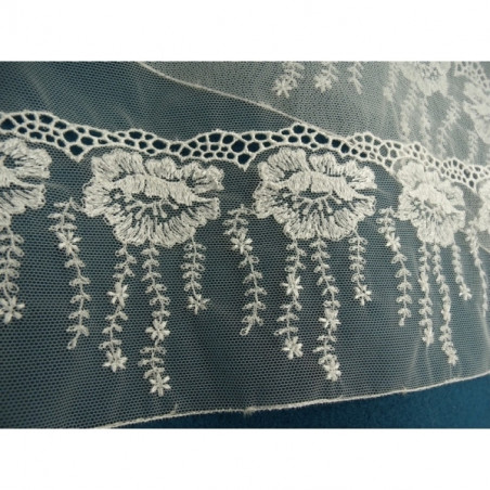 dentelle blanche brodée sur tulle