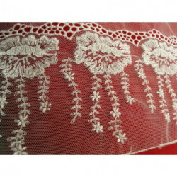 dentelle blanche brodée sur tulle