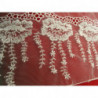 dentelle blanche brodée sur tulle